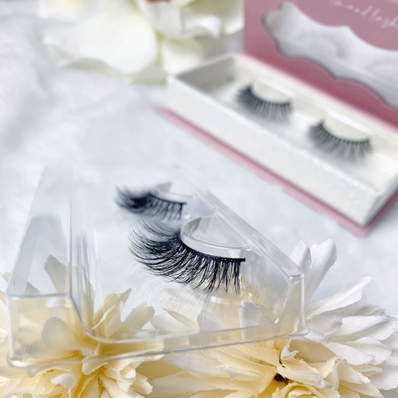 Classy lashes - Picture 2 of 2